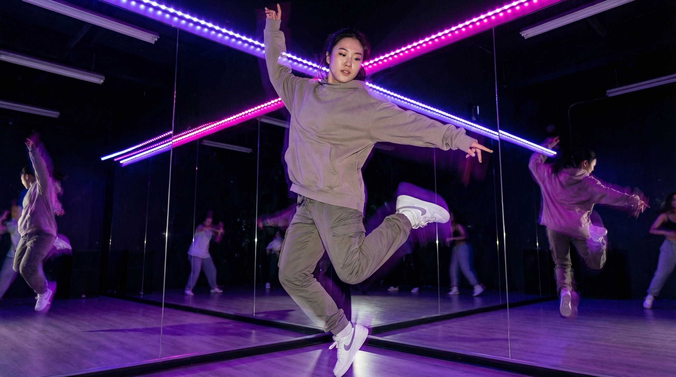 黄色仓库热舞视频